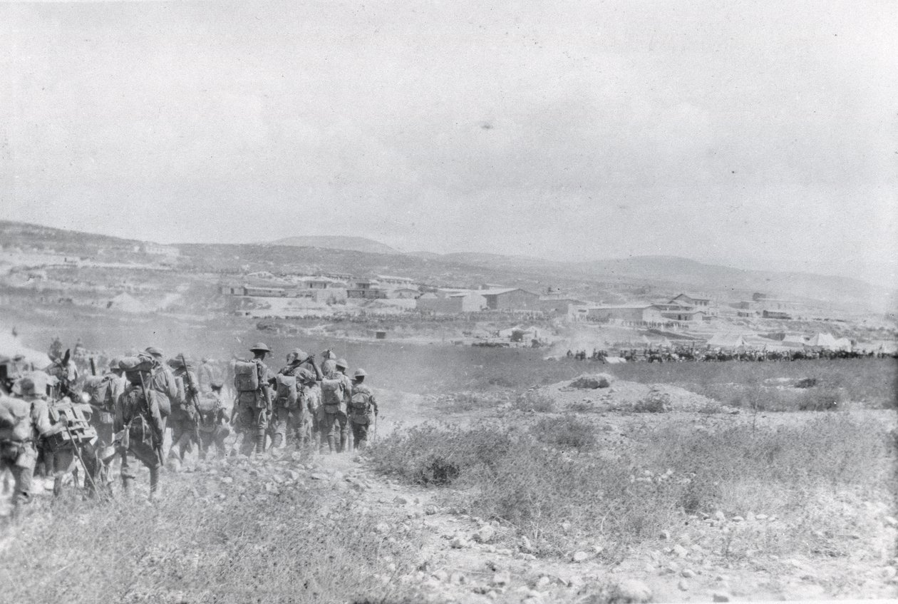 Tropas marchando através de uma planície na Mesopotâmia durante a Primeira Guerra Mundial, de um álbum compilado pelo tenente Kindom de English Photographer