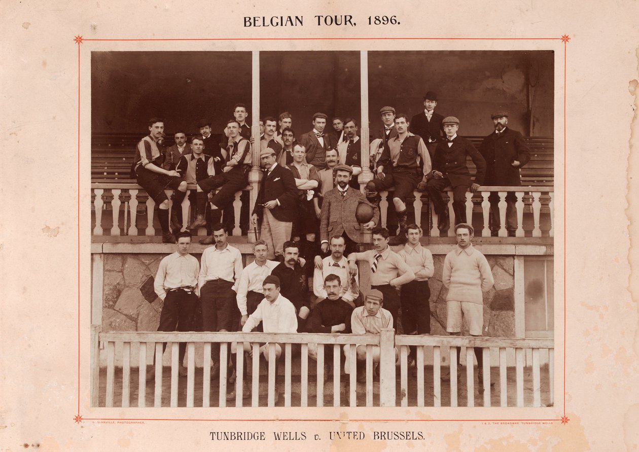 Tunbridge Wells e United Brussels, durante uma turnê pela Bélgica, 1896 (foto sépia) de English Photographer