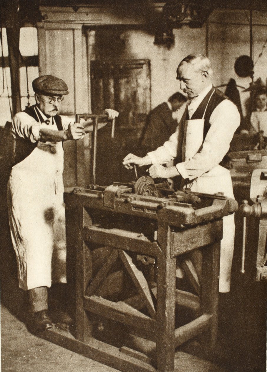 Dois serralheiros idosos cortando barris chave, de Wonderful London, publicado em 1926-27 (fotogravura) de English Photographer