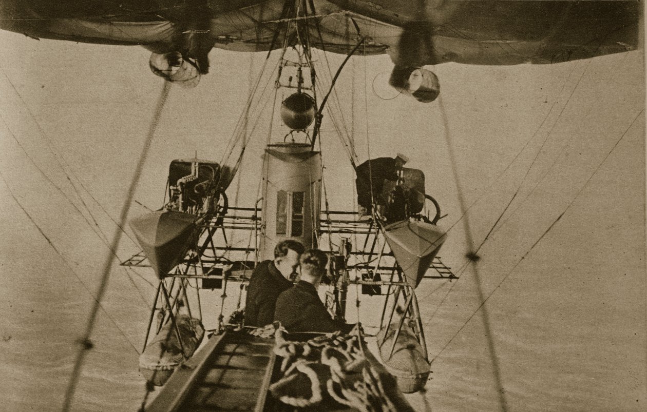 Dois funcionários (observadores) na gôndola suspensos sob um dirigível naval, 1914-19 de English Photographer