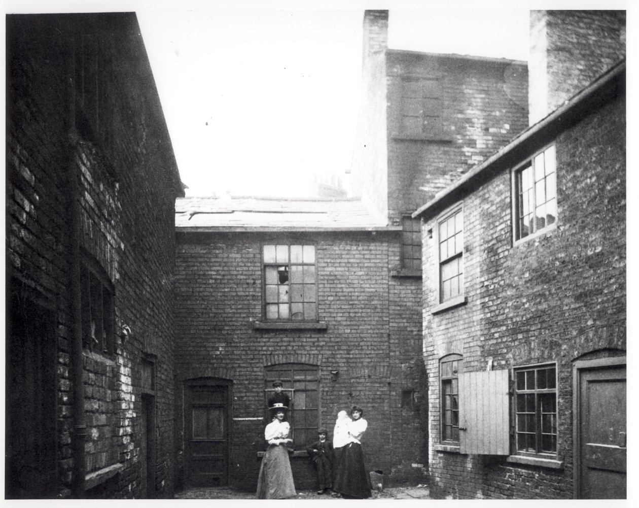 Duas mulheres, posar, com, seu, crianças, águia, e, jarda criança, Hunslet, leeds, 13 maio 1896 de English Photographer