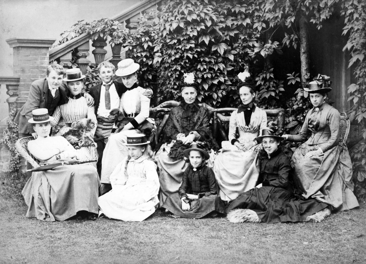 Retrato de grupo vitoriano, c.1890 de English Photographer