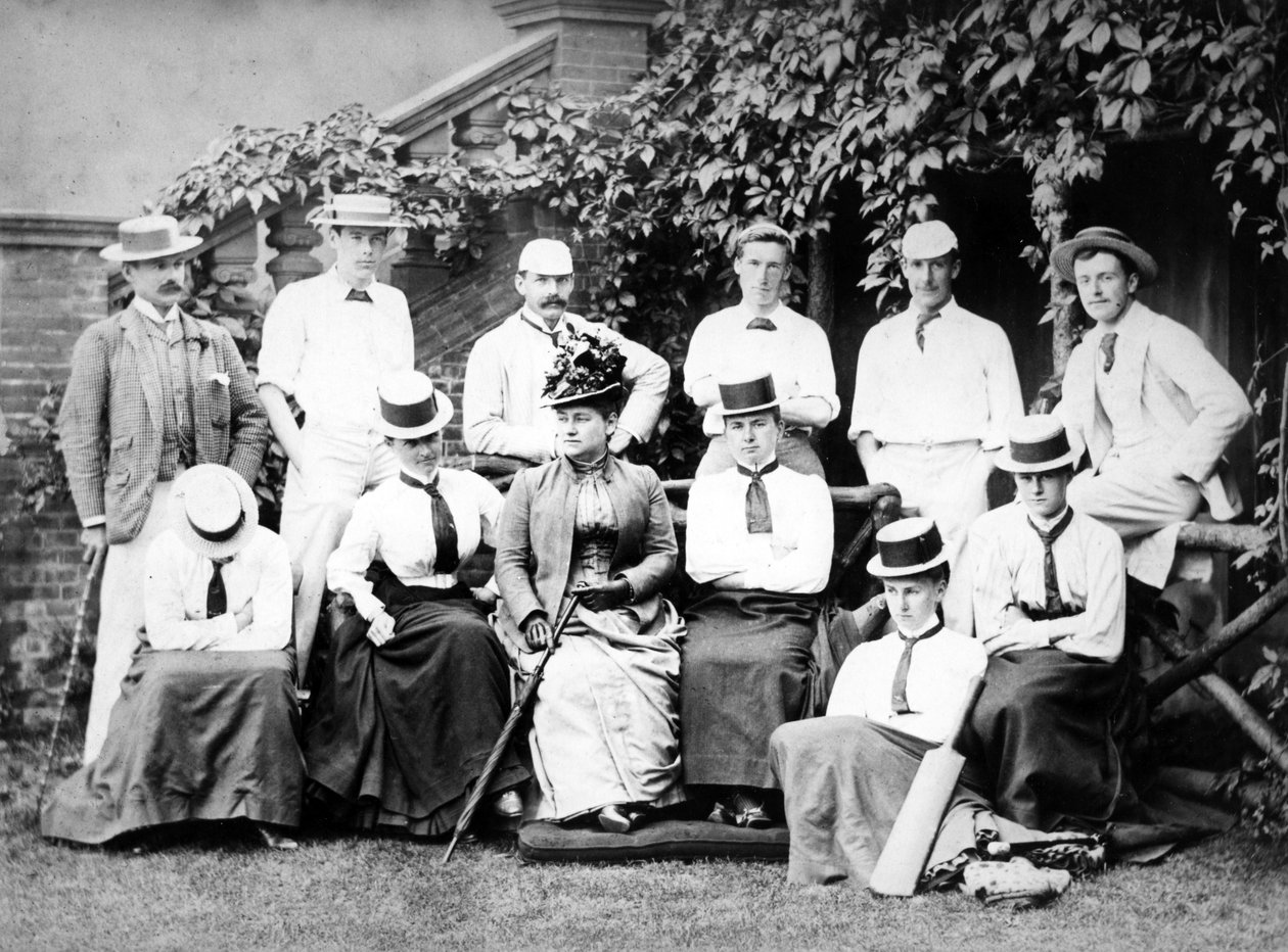 Homens vitorianos e equipe de críquete das mulheres, c.1890 de English Photographer