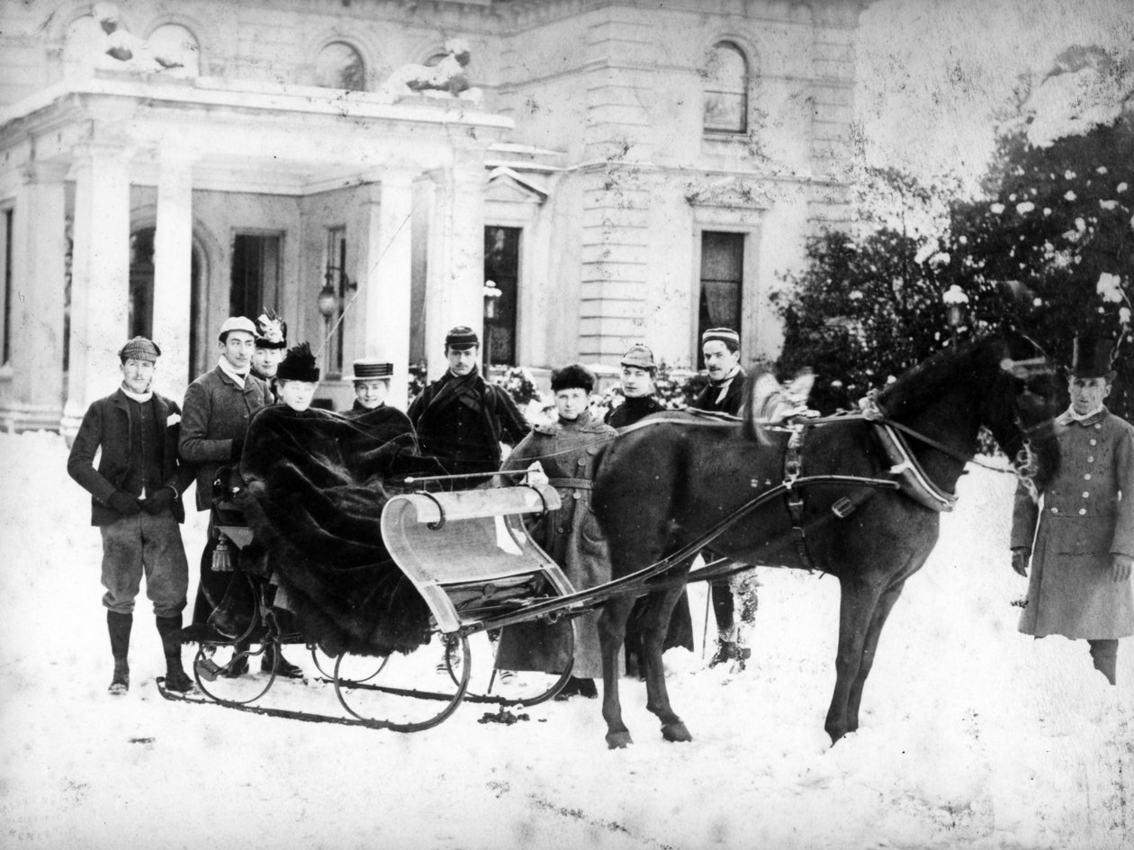Passeio vitoriano de trenó, c.1870-99 de English Photographer