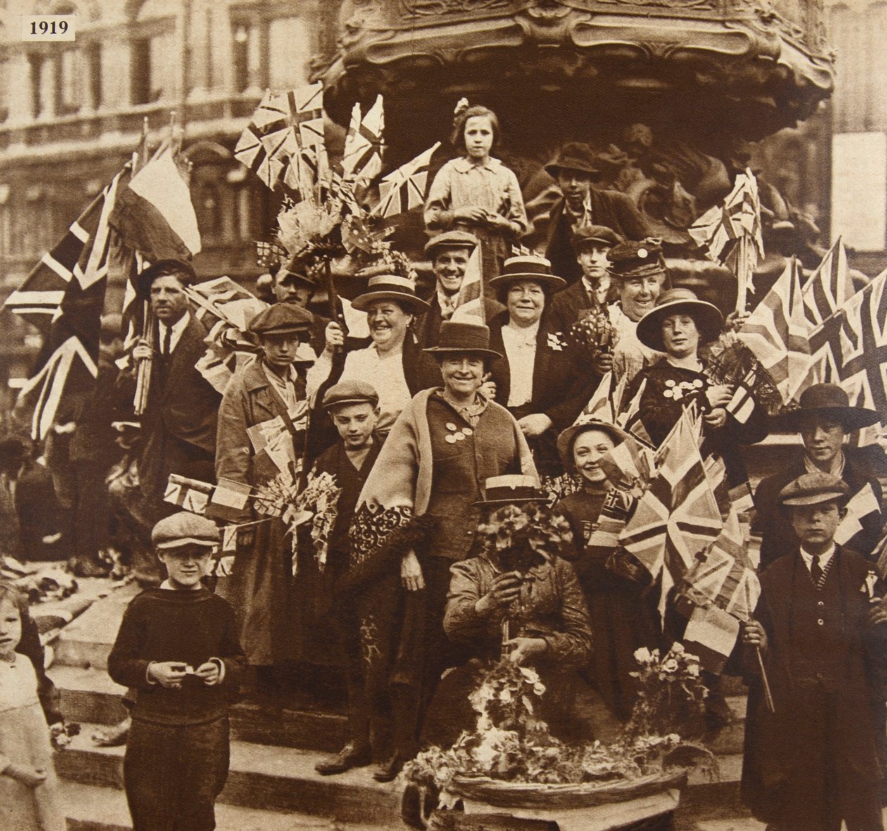 Celebrações da vitória sob Eros, Piccadilly, Londres, 1919 de English Photographer