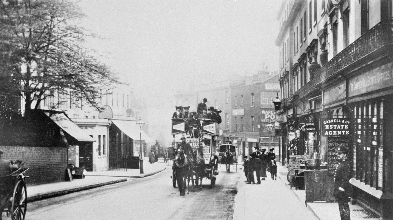 Vista da rua da igreja, Kensington c.1906 de English Photographer