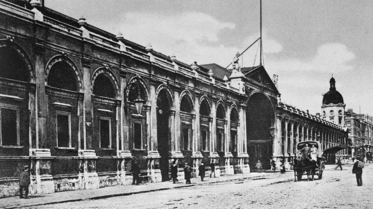 Vista do mercado de carne de Smithfield, c.1905 de English Photographer