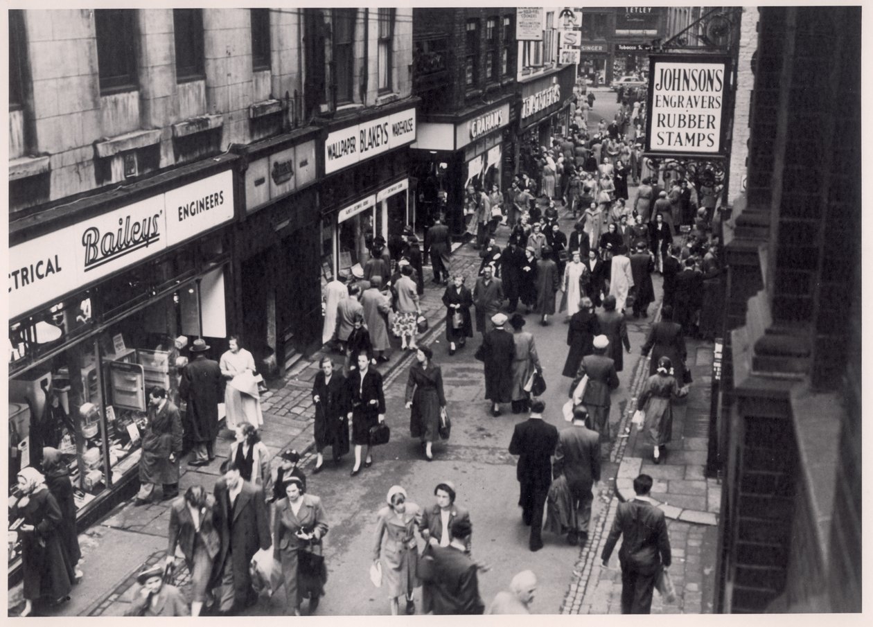 Vista, de, compradores, em, rua trindade, leeds, 1956 de English Photographer