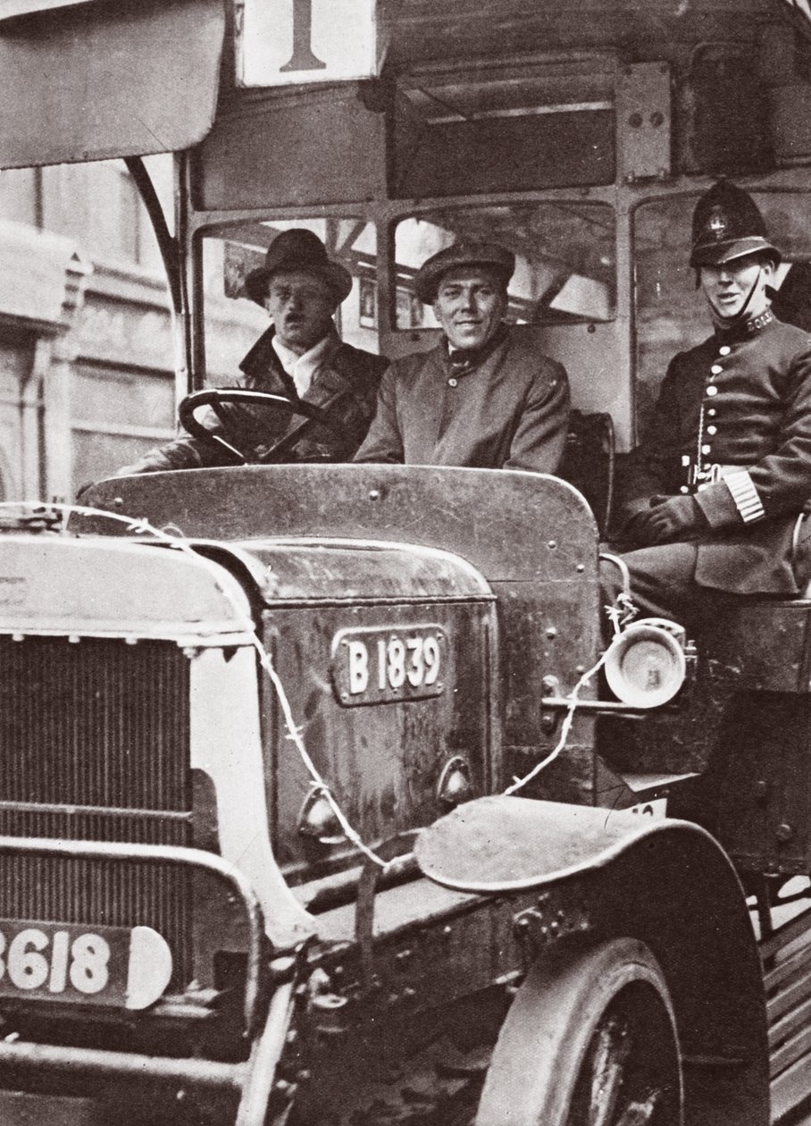 Transporte voluntário e proteção policial, maio de 1926 de English Photographer
