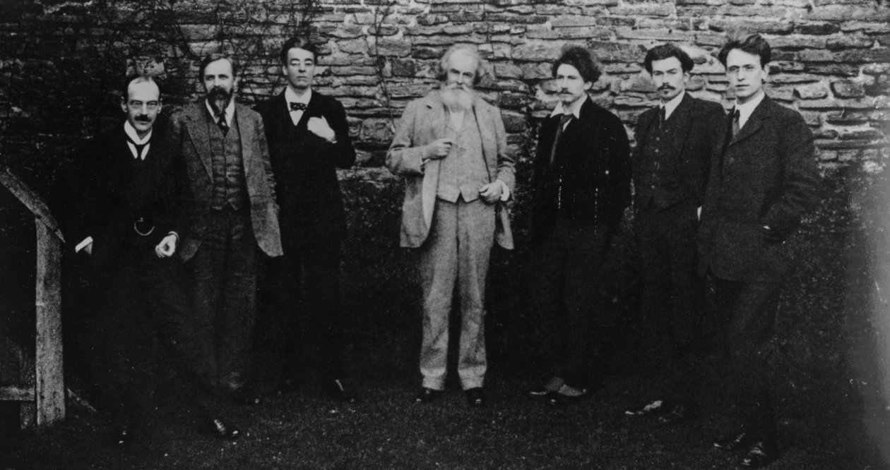 WB Yeats com seu círculo literário, Sussex, 1914 de English Photographer