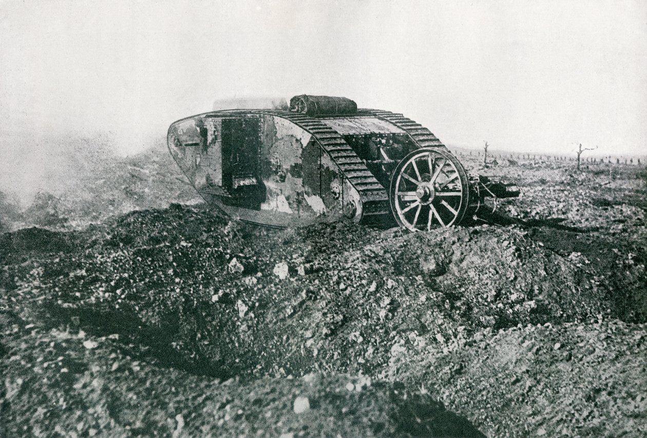 WWI British Tank em ação no front ocidental, 1917 de English Photographer