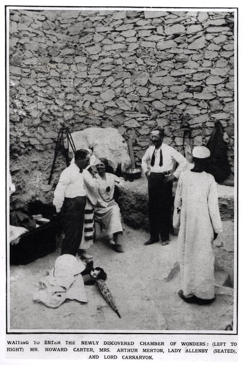 Esperando para entrar na Câmara de Maravilhas recém-descoberta (da esquerda para a direita) Howard Carter (1874-1939) Sra. Arthur Merton, Lady Allenby (sentada) e Lord Carnarvon (1866-1923) da The Illustrated London News, 16 de English Photographer