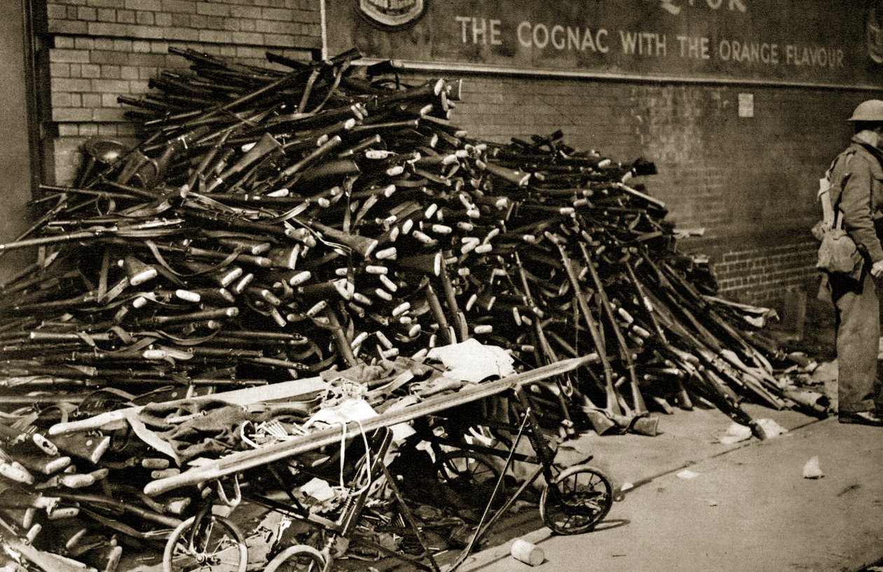 Armas no cais de Dover, após a evacuação de Dunquerque, 1940 de English Photographer