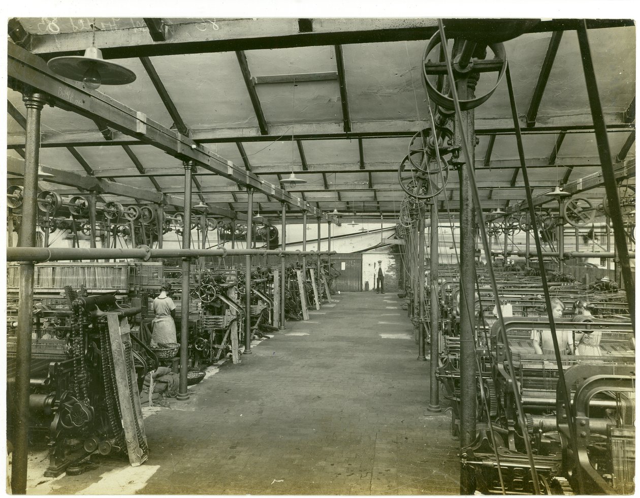 Galpão de tecelagem, Long Meadow mill, 1923 de English Photographer