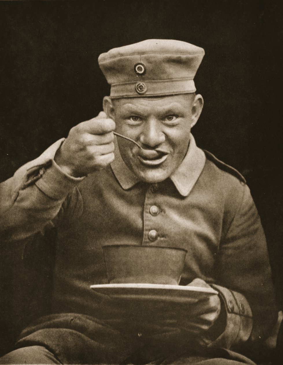 Bem alimentado prisioneiro, ilustração de prisioneiros alemães na Grã-Bretanha (fotogravura) de English Photographer