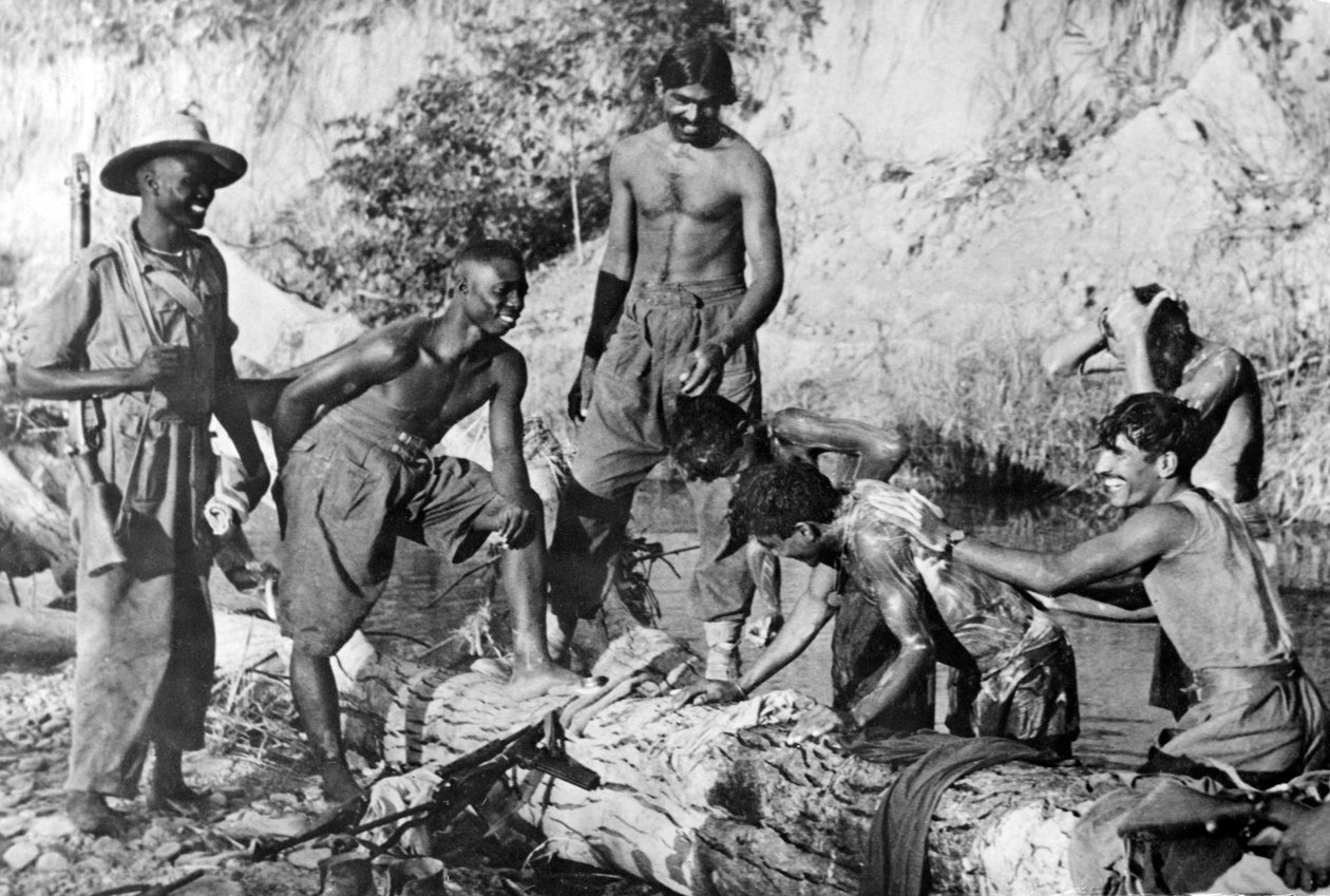 Tropas da África Ocidental e da Índia tomando banho em um riacho, 1944-45 de English Photographer