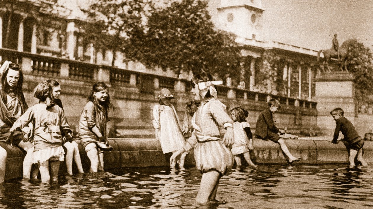 Crianças do West End se refrescando em uma fonte na Trafalgar Square durante uma onda de calor (foto sépia) de English Photographer