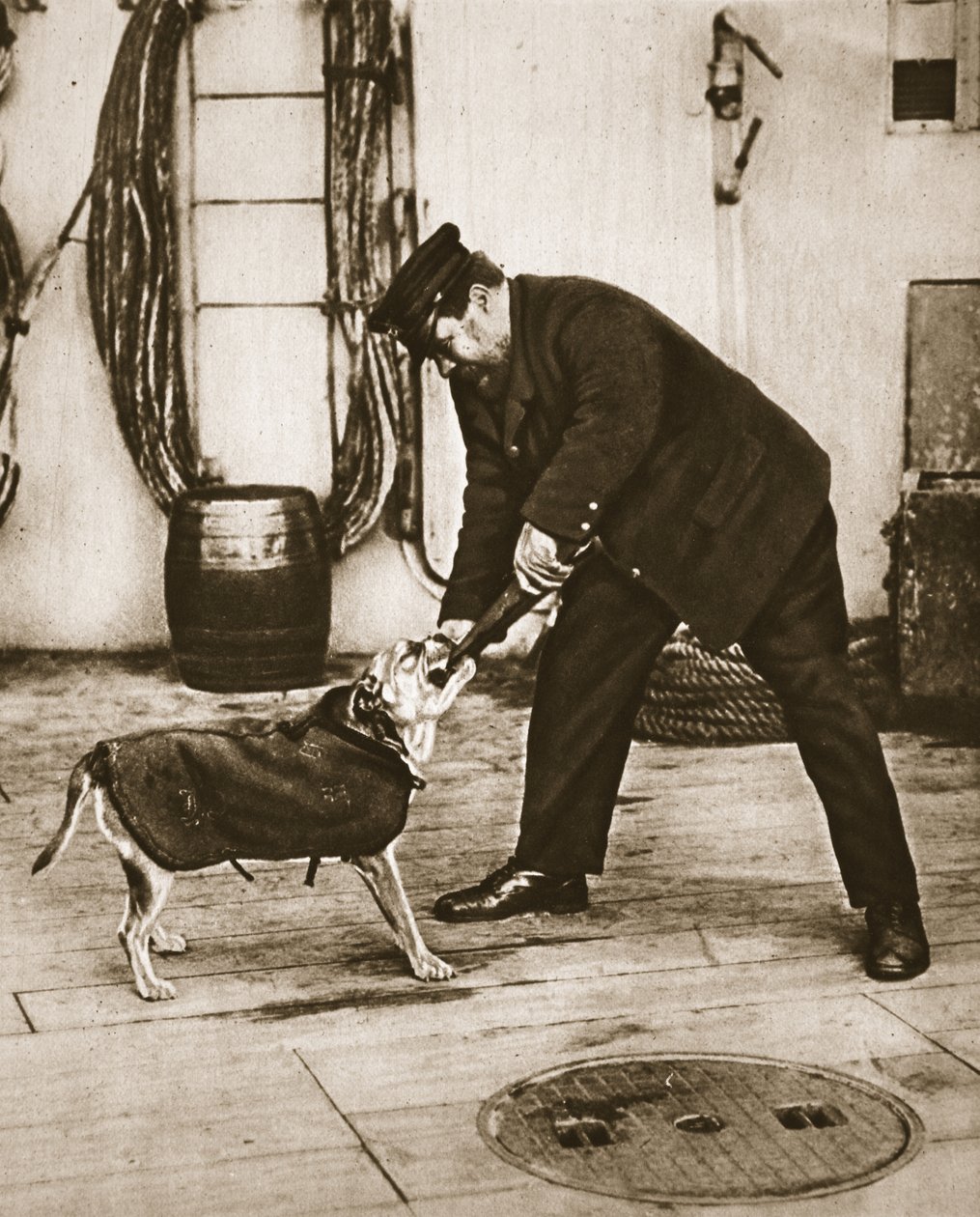O que temos bem !, ilustração do The Illustrated War News, fevereiro de 1917 (foto sépia) de English Photographer