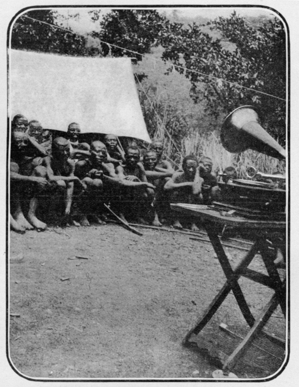 White Mans Magic: O Gramofone Surpreende os Wakonja nativos, de um artigo intitulado Para as Montanhas da Lua publicado em The Graphic October 27th 1906 de English Photographer
