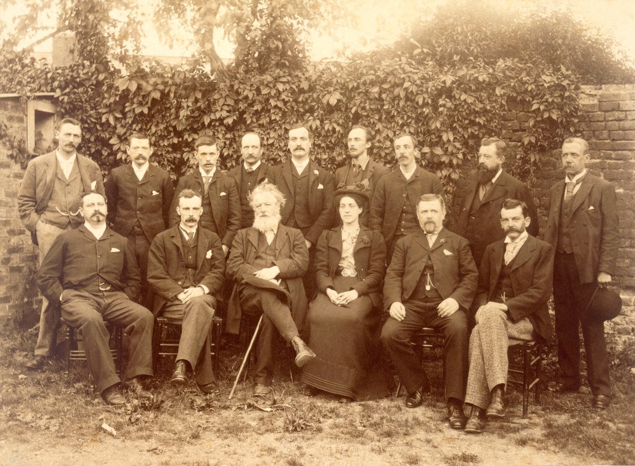 William Morris, fotografado com a equipe da Kelmscott Press de English Photographer