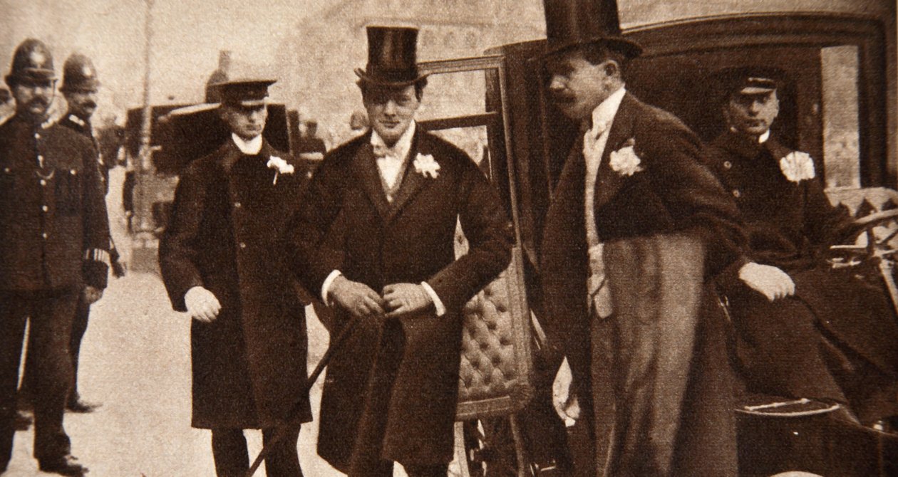 Winston Churchill chegando às portas de St Margarets, Westminster em seu dia do casamento, 1908 de English Photographer