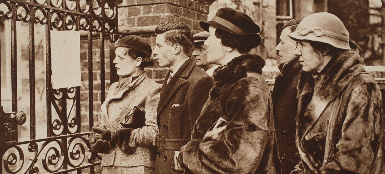 Mulheres que lêem ansiosamente boletins do rei Georges Last Illness, 1935 de English Photographer