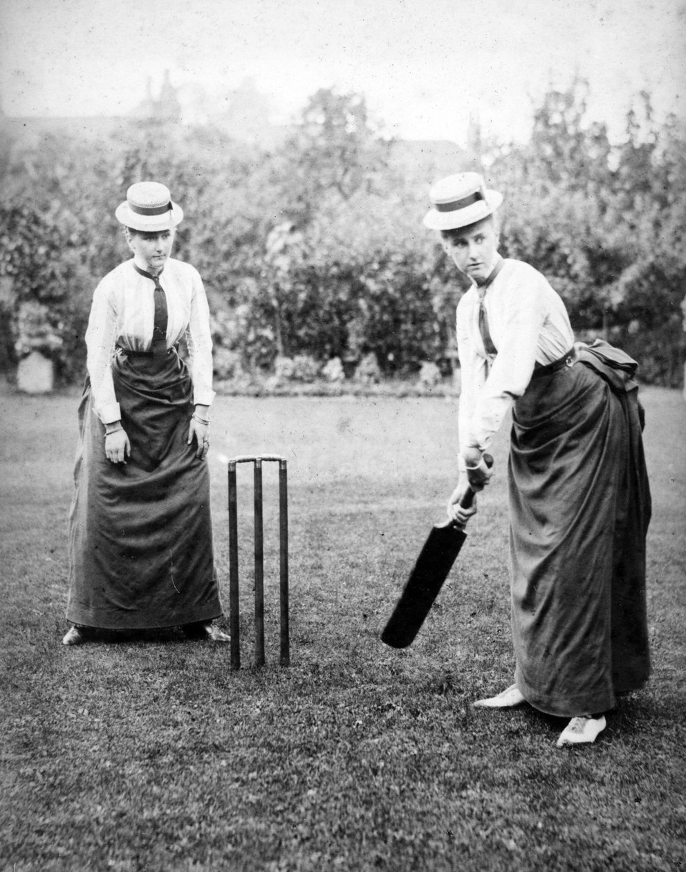 Mulheres jogando críquete, c.1890 de English Photographer