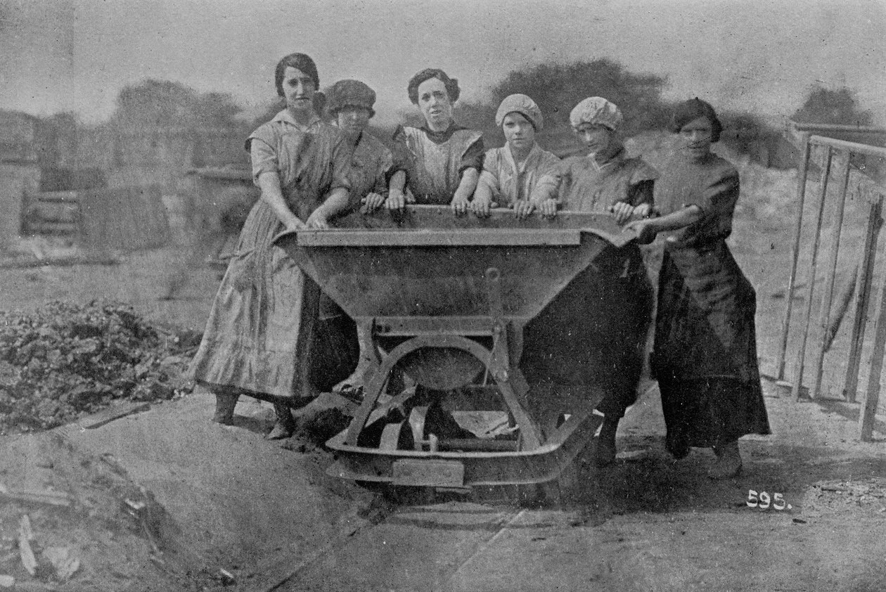 Mulheres transportando o lixo. Fotografia do escritório da guerra, 1916 de English Photographer