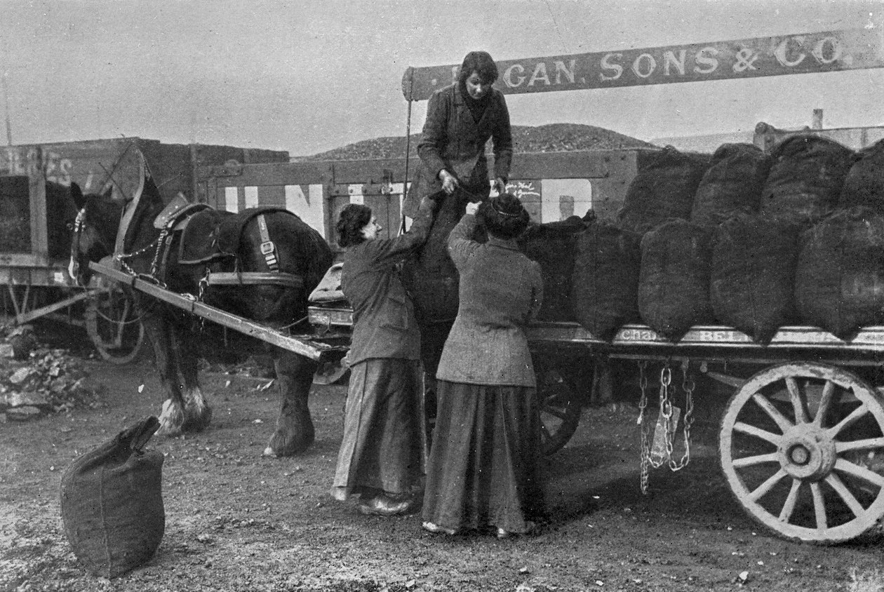 Mulheres como trabalhadores do carvão, fotografias do escritório da guerra, 1916 de English Photographer