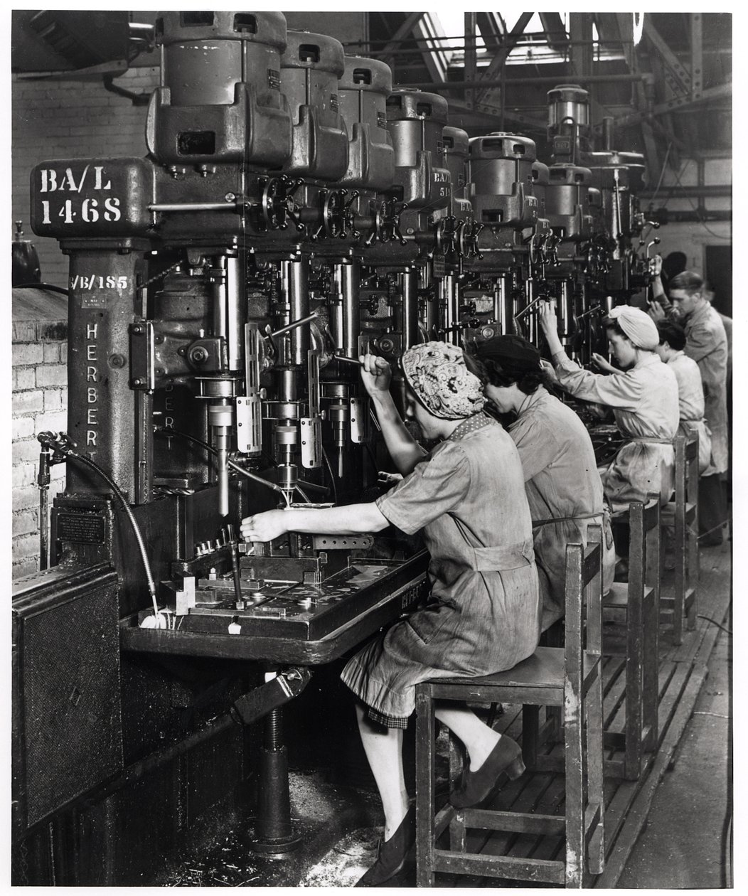 Mulheres no trabalho, perfuração e alargamento de acessórios para spar asa da aeronave para Blackburn Aircraft, Olympia Works, Leeds, c.1939-45 de English Photographer