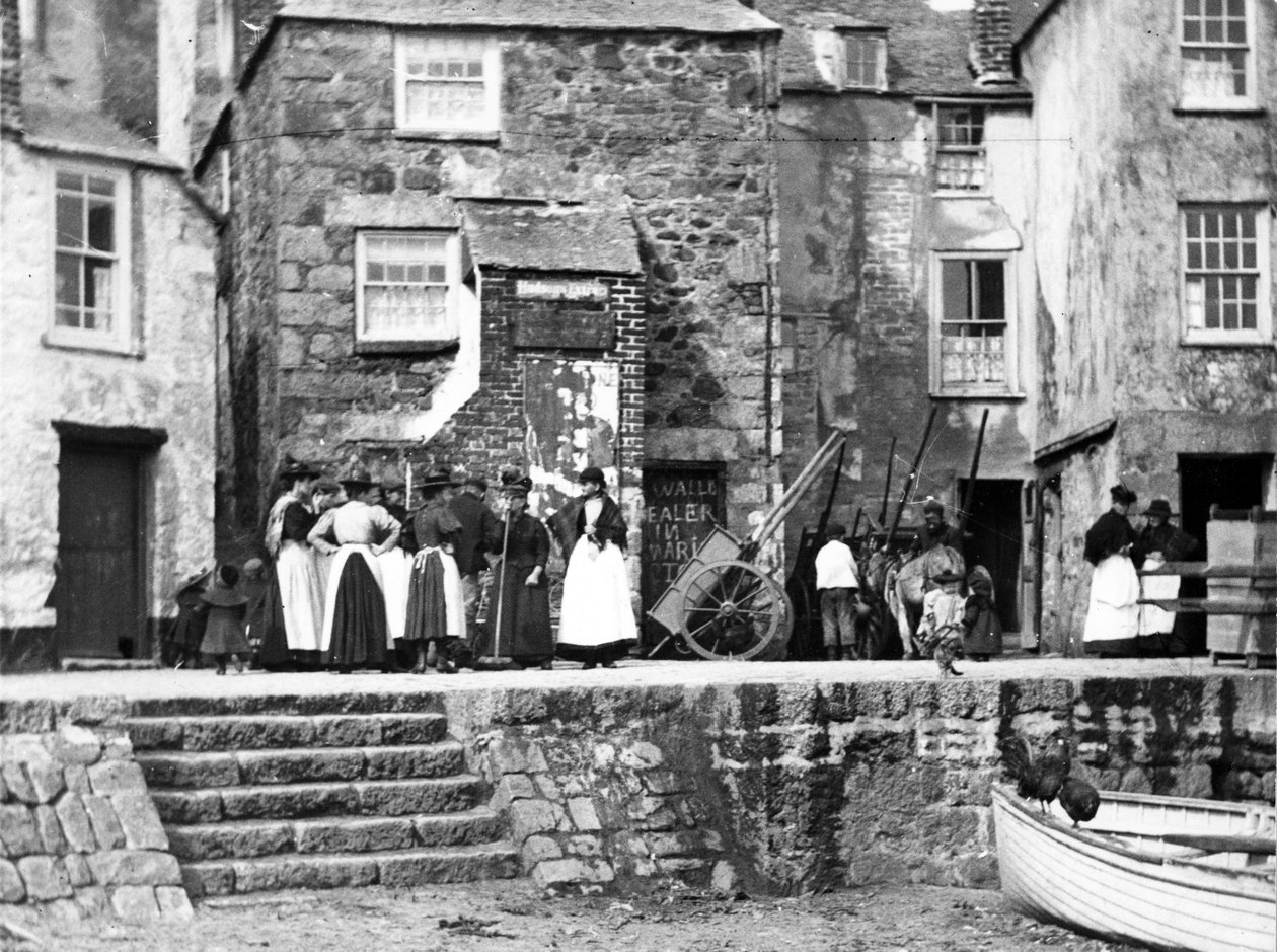 Mulheres à beira-mar em St Ives, c.1890 de English Photographer