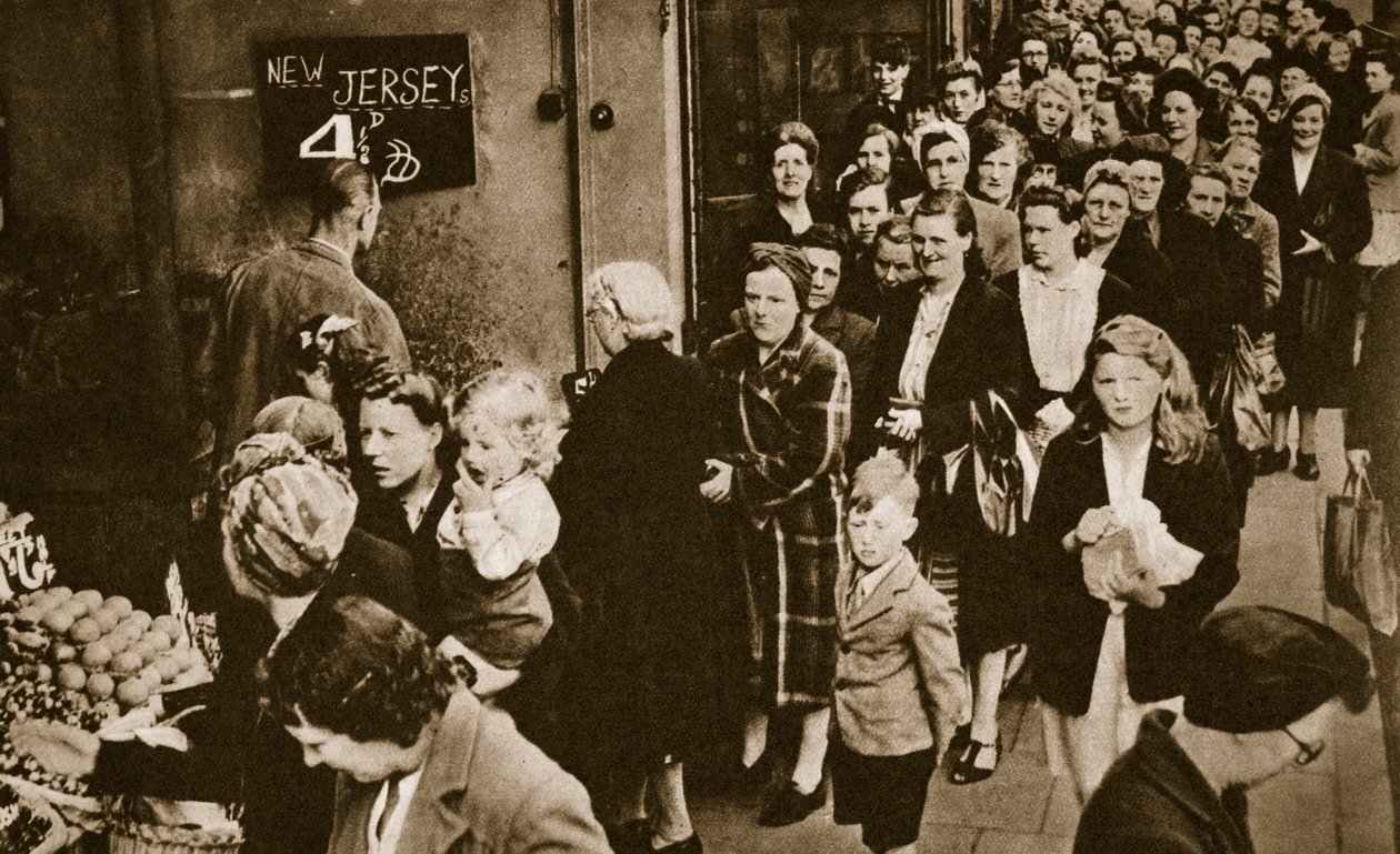 As mulheres fazem fila em uma banca de frutas e legumes em Londres, em junho de 1947 de English Photographer