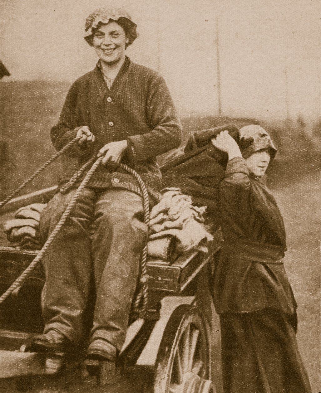 Força de trabalho das mulheres dirigindo um carrinho, 1914-19 de English Photographer
