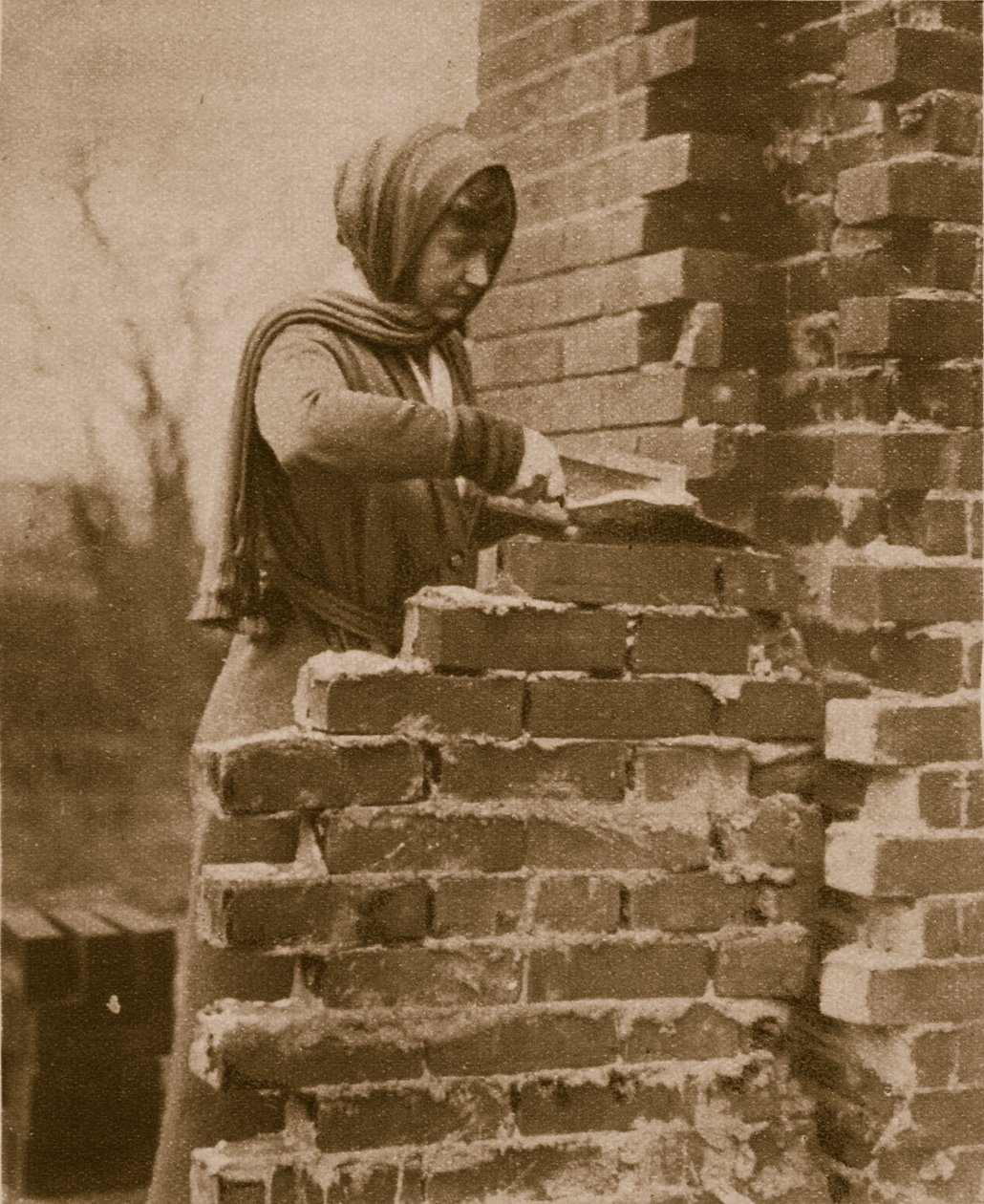 Força de trabalho das mulheres que coloca uma parede de tijolo, 1914-19 de English Photographer