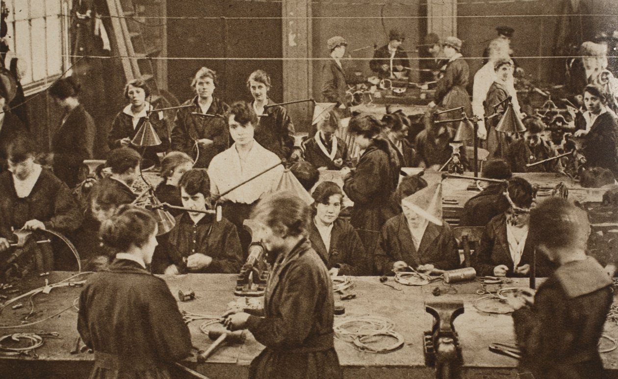 Mulheres trabalhadoras no Serviço Aéreo RN, 1914-19 de English Photographer