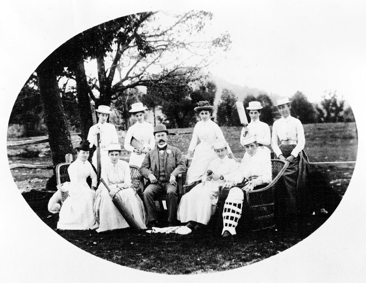 Equipe de críquete das mulheres, c.1870s-90s de English Photographer