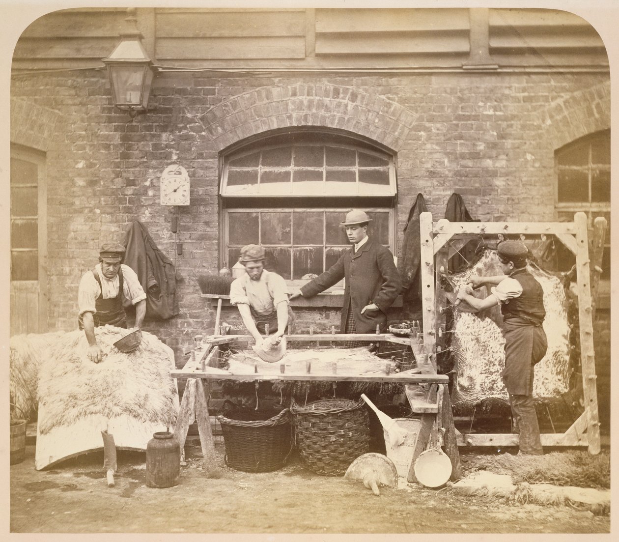 Trabalhadores que fazem tapetes de pele de carneiro, c.1861-62 (foto sépia) (ver também 221845) de English Photographer