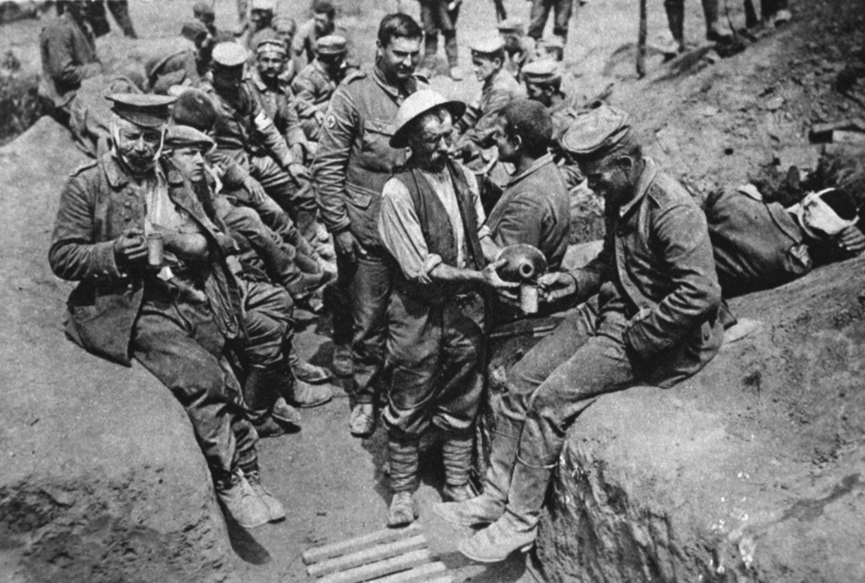 Prisioneiros alemães feridos: um soldado que distribui água, de The Illustrated War News, 18 de agosto de 1916 de English Photographer