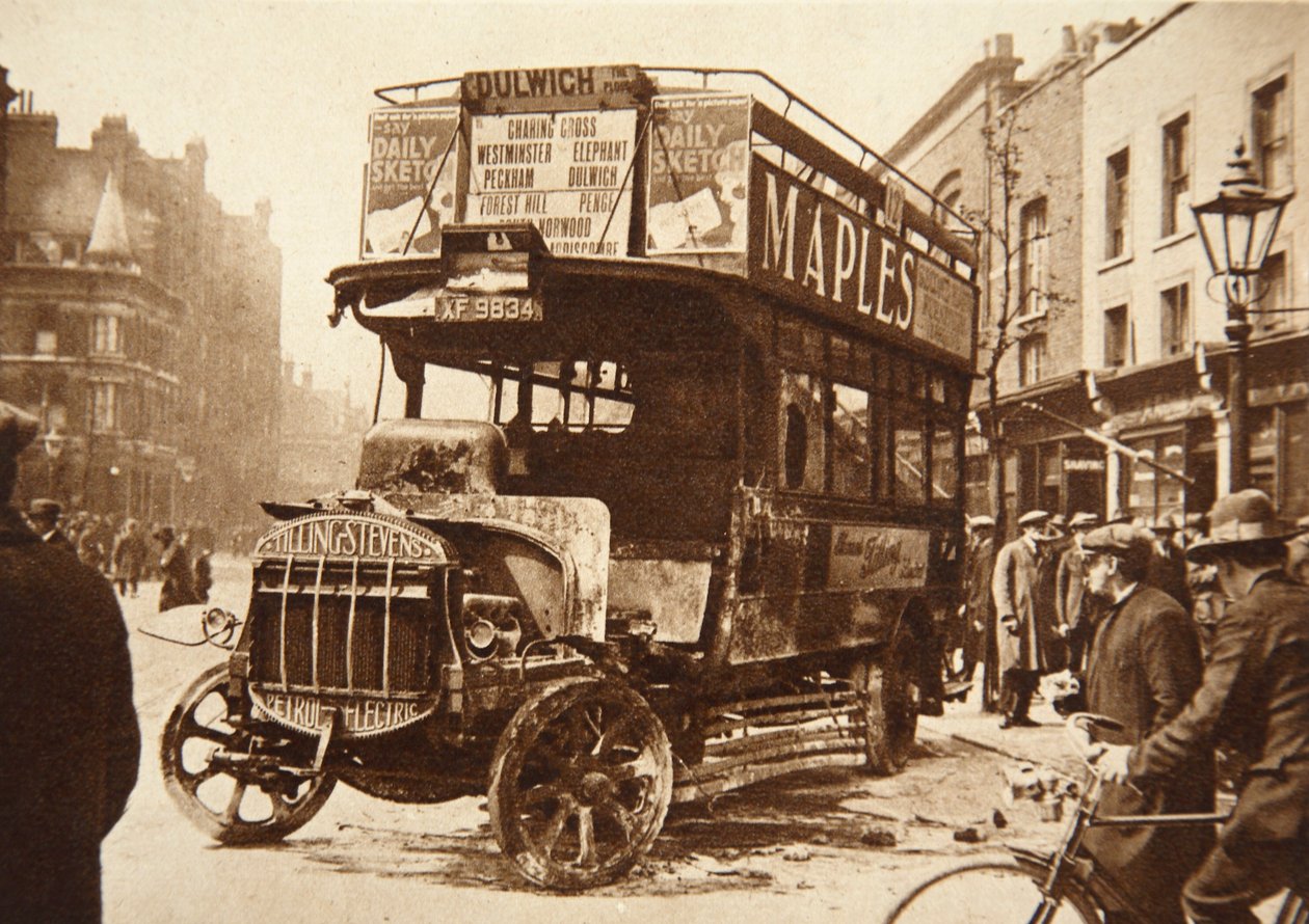Naufrágio de um ônibus que havia sido incendiado pelos grevistas no sul de Londres, em 1926 de English Photographer