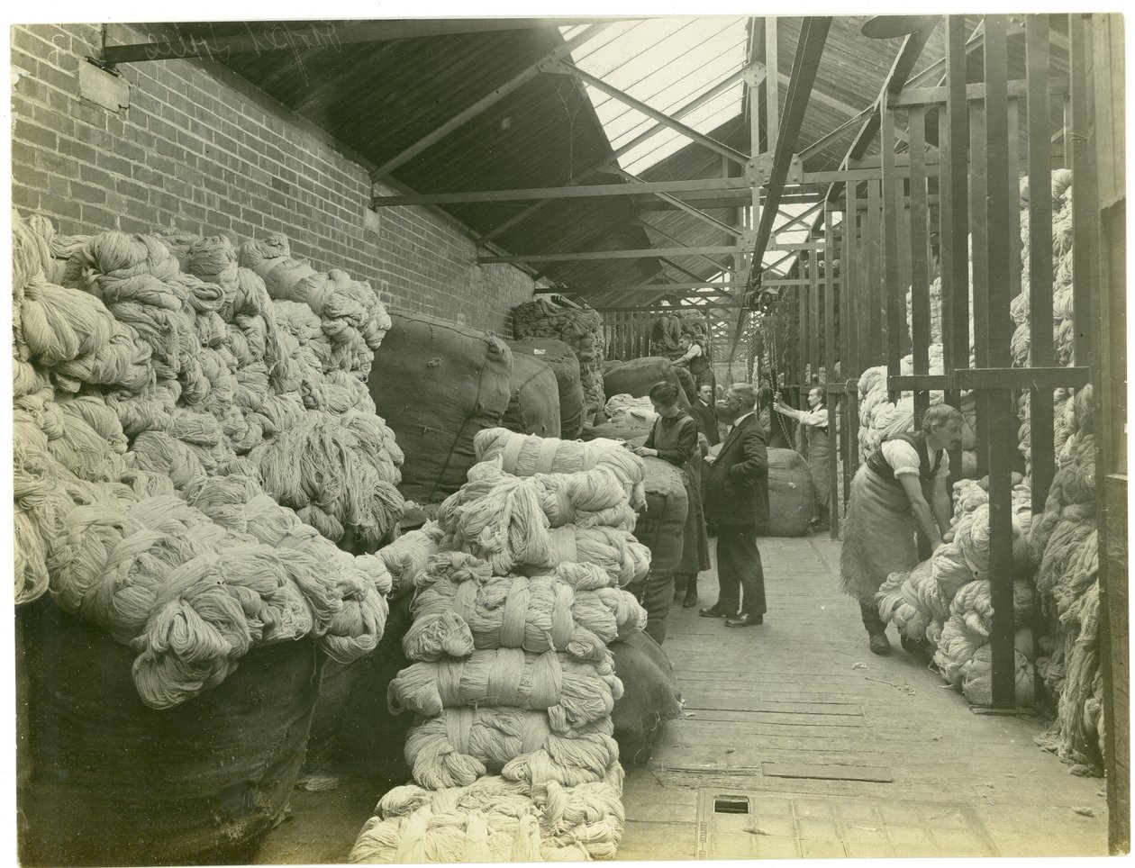 Lojas de fios, fábrica de tapetes, 1923 de English Photographer