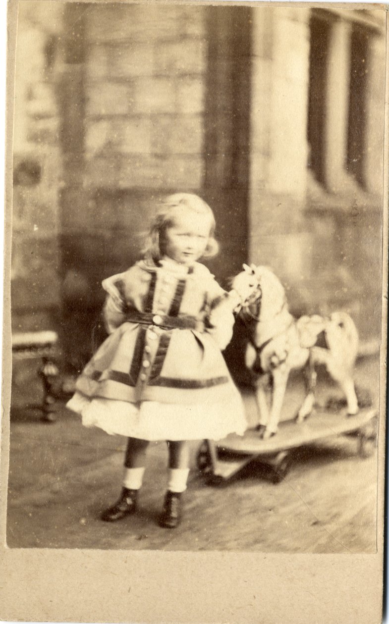 Menina jovem, com, dela, puxar, brinquedo, cavalo, 1860s, (albumen, impressão) de English Photographer