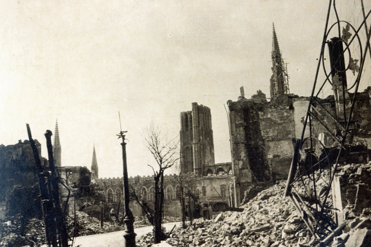 Ypres da Rue de Ville, junho de 1915 de English Photographer