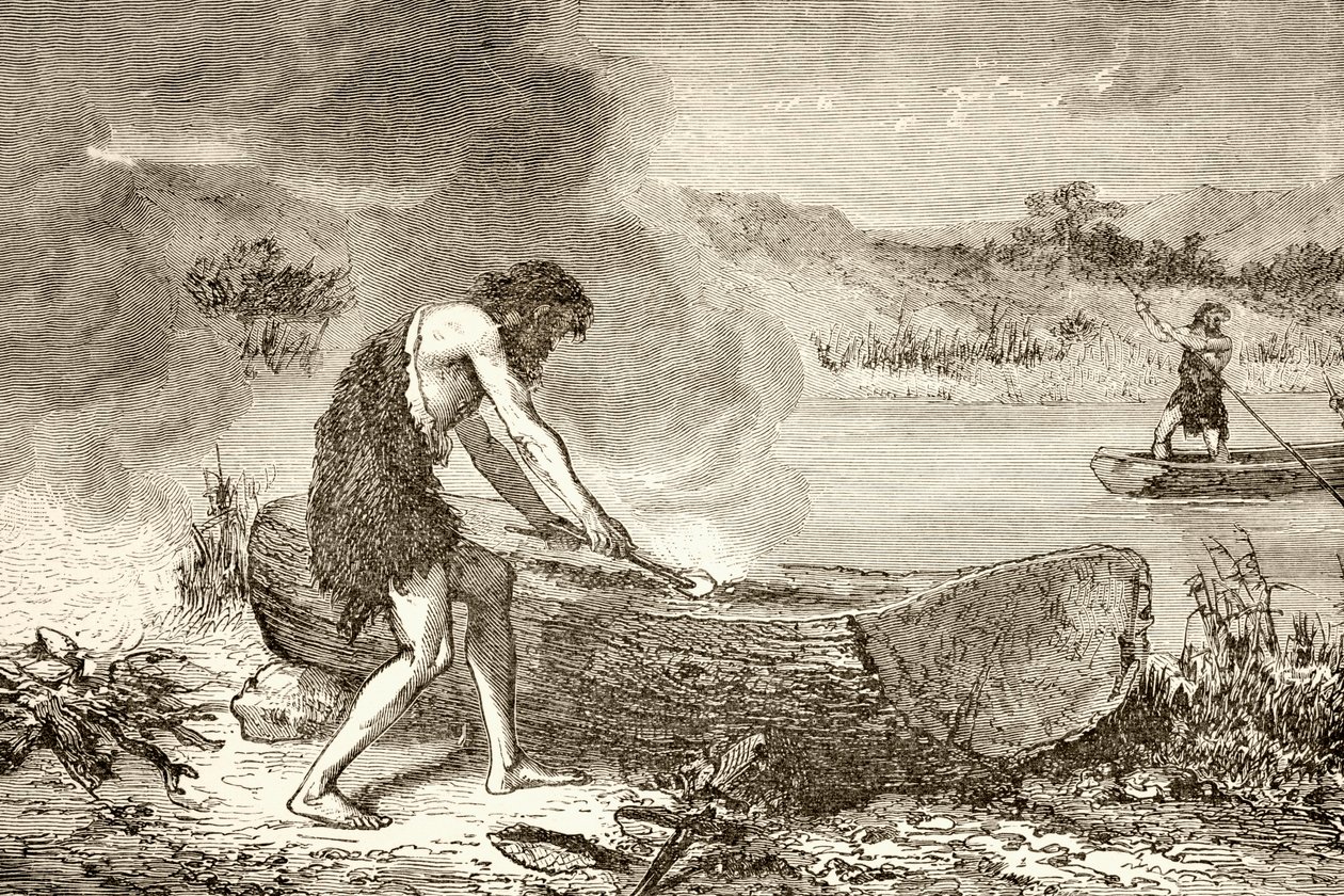 Um homem pré-histórico usando fogo para moldar uma canoa de um tronco de English School