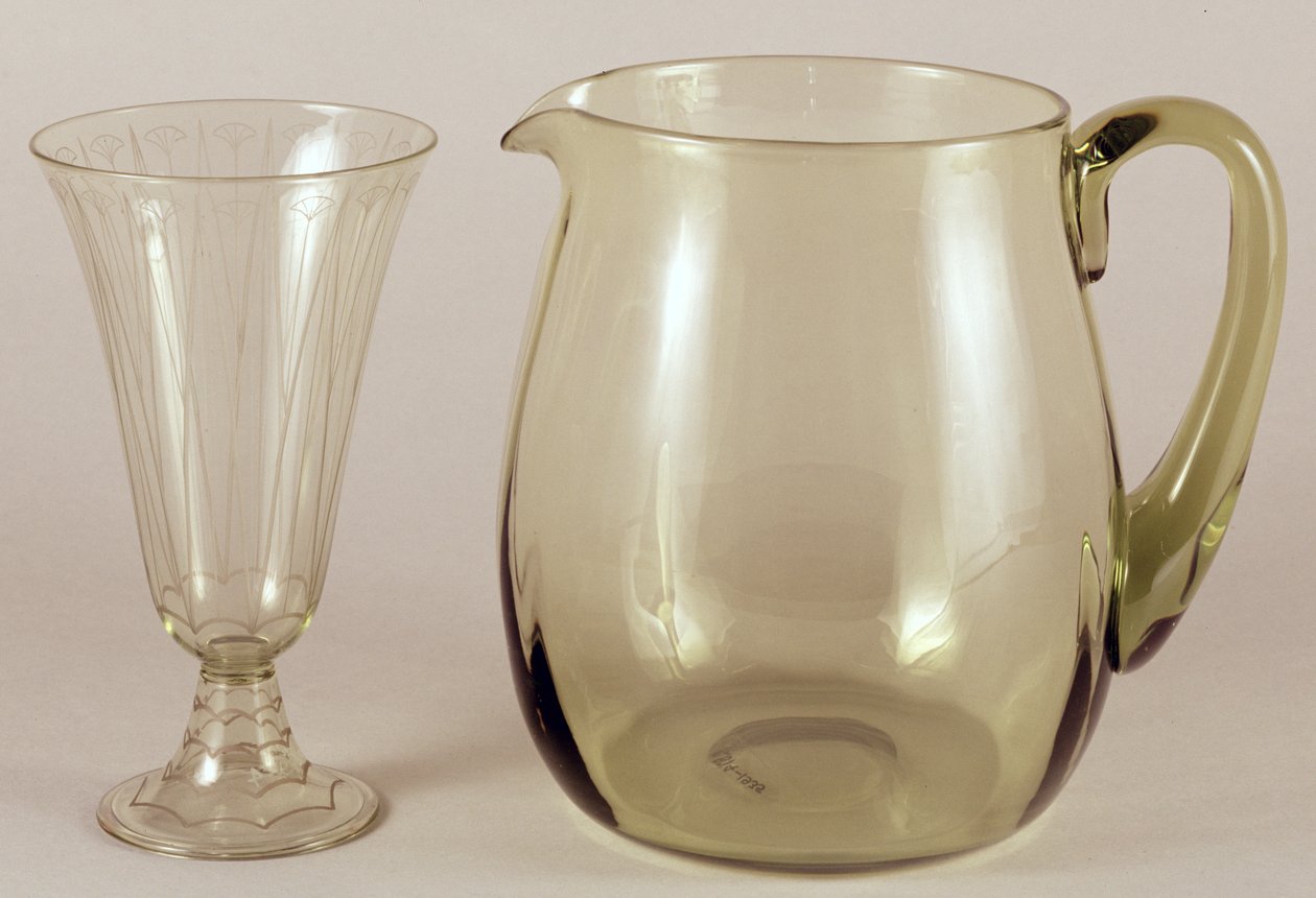Vaso gravado ácido por James Powell and Sons, 1913 e jug projetado por James Hogan para James Powell and Sons, 1935 (vidro) de English School