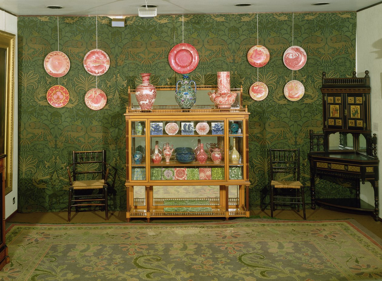 Um interior estético mostrando obras de William Morris (1834-96) e William de Morgan (1839-1917) de English School