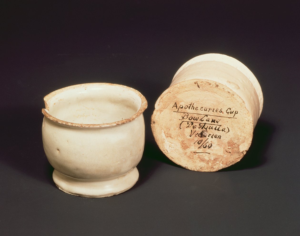 Copos dos boticários, Bow Lane, c.1630 (louça de barro) de English School