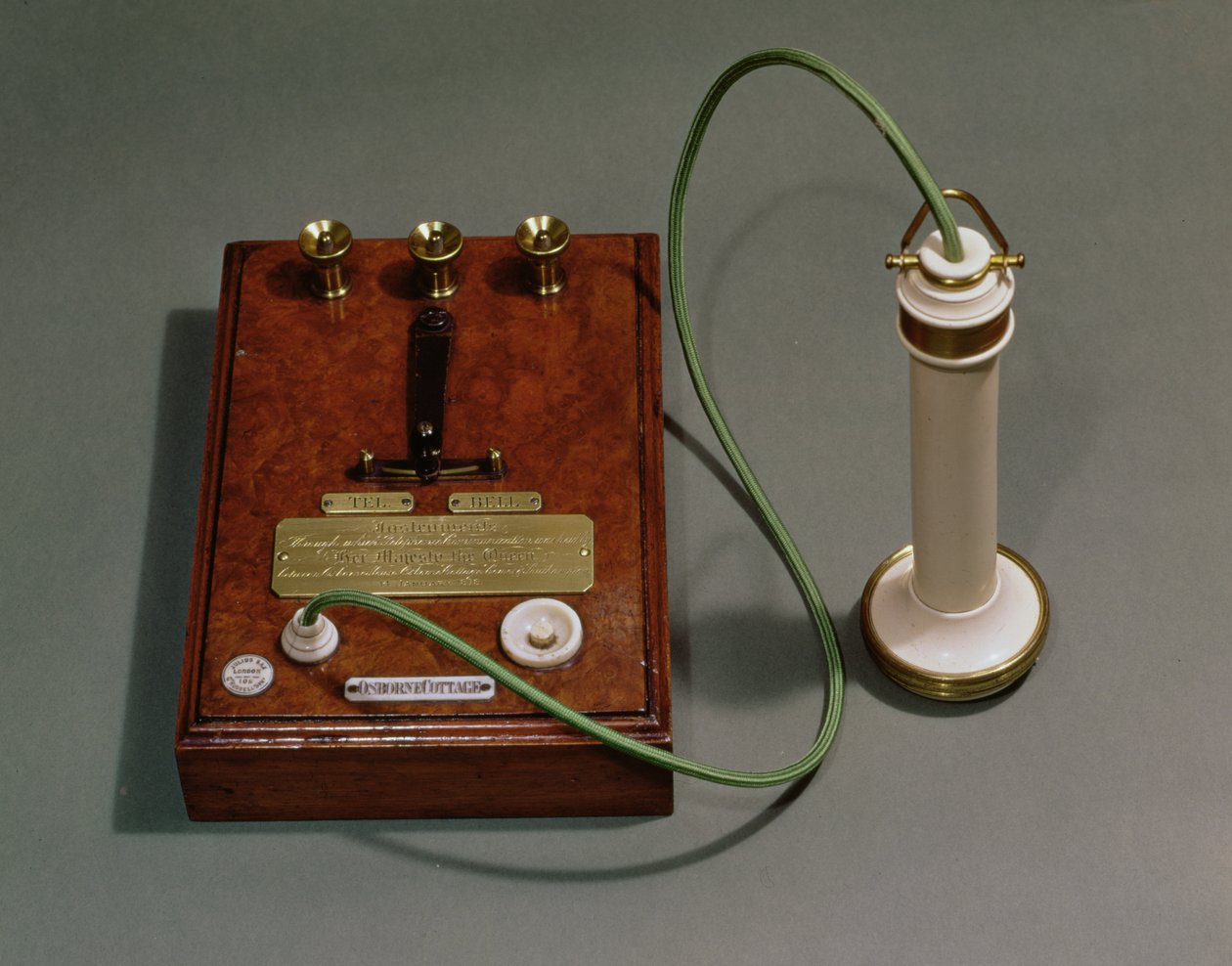 Telefone Bell usado pela Rainha Vitória na Osborne House, Isle of Wight, 1877-78 de English School