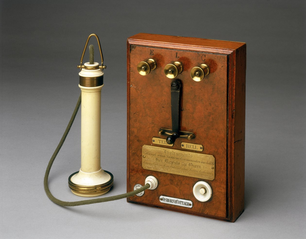 Telefone Bell usado pela Rainha Vitória na Osborne House, Isle of Wight, 1877-78 de English School