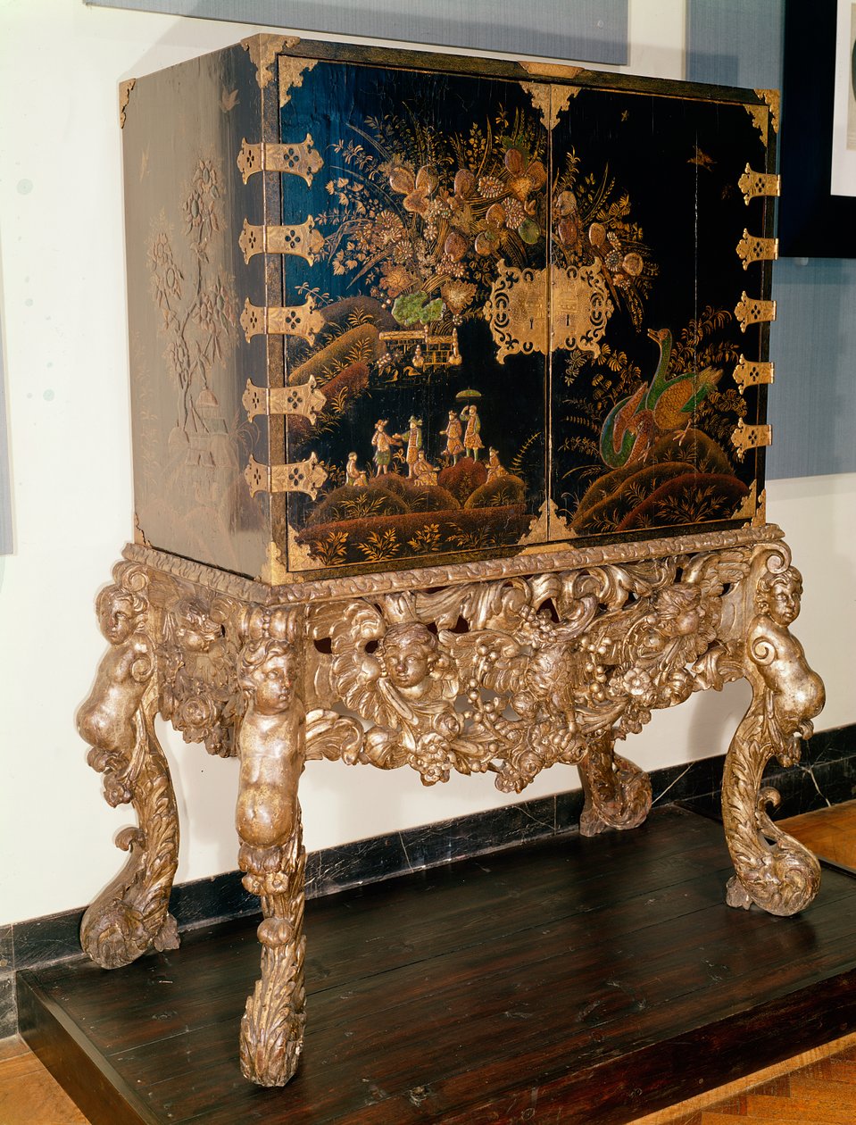 Armário em laca preta e dourada em suporte entalhado e prateado, período Charles II, 1649-85 (laca) de English School