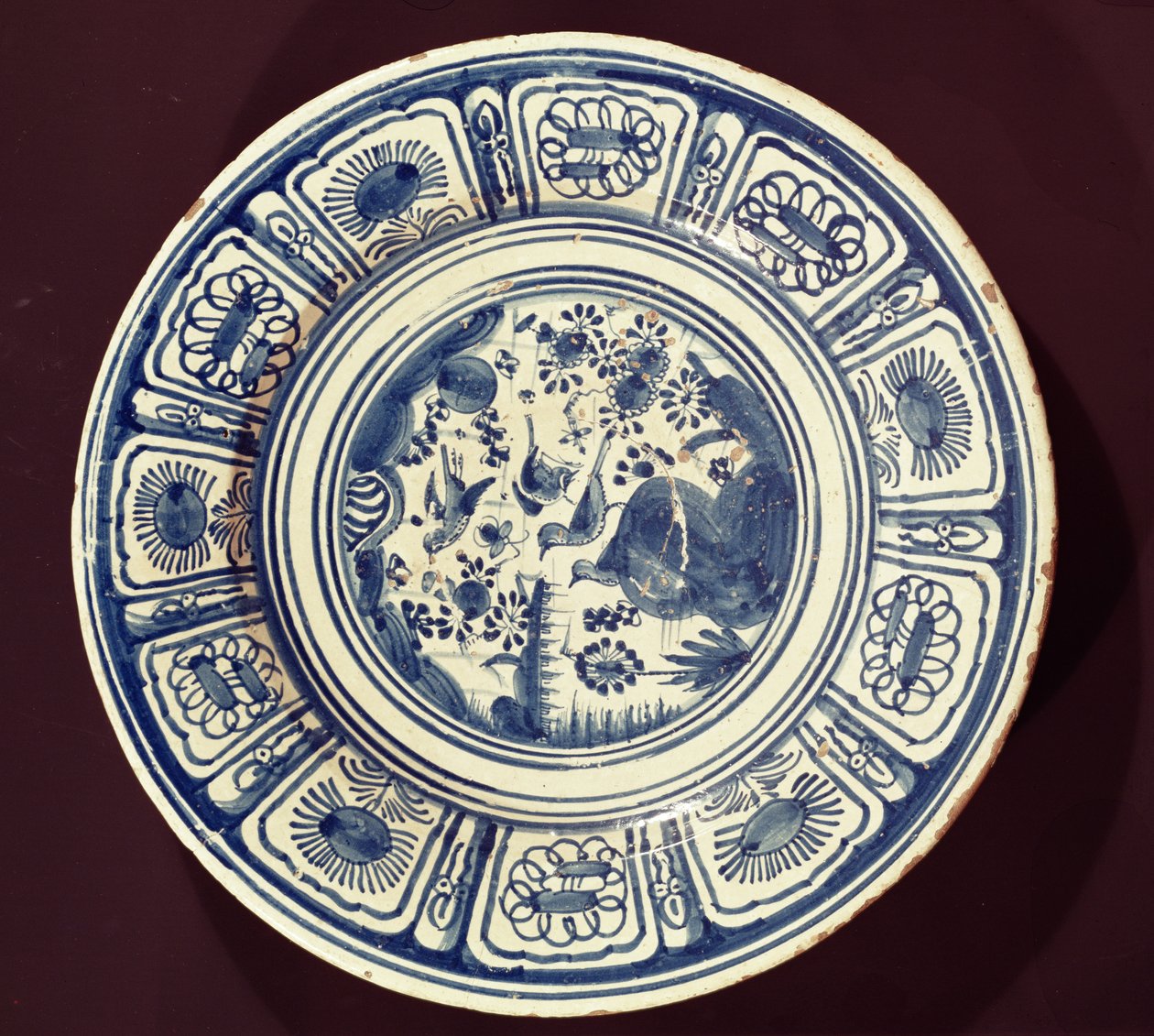 Prato azul, derivado de uma tarde Ming Export, possivelmente da fábrica Christian Wilhelm, Southwark, Londres, c.1635-40 (louça de barro de estanho) de English School